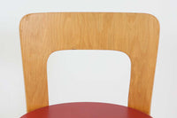 北欧より買い付けたアアルトデザインの1960~1970年代頃に製造されたと思われるNo.65チェアです。座面に経年変化が楽しめるリノリウム素材が使用されています。経年により色味が濃くなったバーチ材が魅力的です。マイナスビスが使用された古いタイプは現地でも少なくなってきております。