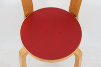 北欧より買い付けたアアルトデザインの1960~1970年代頃に製造されたと思われるNo.65チェアです。座面に経年変化が楽しめるリノリウム素材が使用されています。経年により色味が濃くなったバーチ材が魅力的です。マイナスビスが使用された古いタイプは現地でも少なくなってきております。