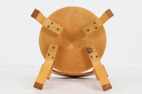 北欧より買い付けたアアルトデザインの1960~1970年代頃に製造されたと思われるNo.65チェアです。座面に経年変化が楽しめるリノリウム素材が使用されています。経年により色味が濃くなったバーチ材が魅力的です。マイナスビスが使用された古いタイプは現地でも少なくなってきております。