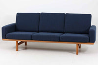 ウェグナーデザインのソファで、人気のGE2363人掛けソファです。後ろから見た姿がとても綺麗なので、あえて壁につけず、背面を見せる配置もお勧めです。クッション内部にスプリングが内包されており座り心地も良好です。GETAmA社の刻印もございます。