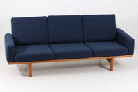 ウェグナーデザインのソファで、人気のGE2363人掛けソファです。後ろから見た姿がとても綺麗なので、あえて壁につけず、背面を見せる配置もお勧めです。クッション内部にスプリングが内包されており座り心地も良好です。GETAmA社の刻印もございます。