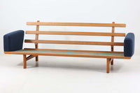 ウェグナーデザインのソファで、人気のGE2363人掛けソファです。後ろから見た姿がとても綺麗なので、あえて壁につけず、背面を見せる配置もお勧めです。クッション内部にスプリングが内包されており座り心地も良好です。GETAmA社の刻印もございます。