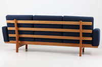 ウェグナーデザインのソファで、人気のGE2363人掛けソファです。後ろから見た姿がとても綺麗なので、あえて壁につけず、背面を見せる配置もお勧めです。クッション内部にスプリングが内包されており座り心地も良好です。GETAmA社の刻印もございます。