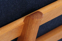 ウェグナーデザインのソファで、人気のGE2363人掛けソファです。後ろから見た姿がとても綺麗なので、あえて壁につけず、背面を見せる配置もお勧めです。クッション内部にスプリングが内包されており座り心地も良好です。GETAmA社の刻印もございます。