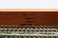 ウェグナーデザインのソファで、人気のGE2363人掛けソファです。後ろから見た姿がとても綺麗なので、あえて壁につけず、背面を見せる配置もお勧めです。クッション内部にスプリングが内包されており座り心地も良好です。GETAmA社の刻印もございます。