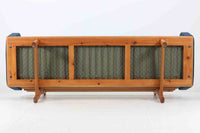 ウェグナーデザインのソファで、人気のGE2363人掛けソファです。後ろから見た姿がとても綺麗なので、あえて壁につけず、背面を見せる配置もお勧めです。クッション内部にスプリングが内包されており座り心地も良好です。GETAmA社の刻印もございます。