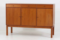 北欧より買い付けたサイドボードです。引き出し3杯と扉の十分な収納が御座いますが、小ぶりで使い勝手の良いサイズ感です。良質なチーク材が贅沢に使用されており、雰囲気の良い商品です。