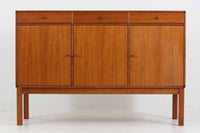 北欧より買い付けたサイドボードです。引き出し3杯と扉の十分な収納が御座いますが、小ぶりで使い勝手の良いサイズ感です。良質なチーク材が贅沢に使用されており、雰囲気の良い商品です。