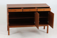 北欧より買い付けたサイドボードです。引き出し3杯と扉の十分な収納が御座いますが、小ぶりで使い勝手の良いサイズ感です。良質なチーク材が贅沢に使用されており、雰囲気の良い商品です。