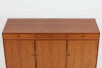 北欧より買い付けたサイドボードです。引き出し3杯と扉の十分な収納が御座いますが、小ぶりで使い勝手の良いサイズ感です。良質なチーク材が贅沢に使用されており、雰囲気の良い商品です。