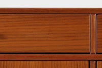 北欧より買い付けたサイドボードです。引き出し3杯と扉の十分な収納が御座いますが、小ぶりで使い勝手の良いサイズ感です。良質なチーク材が贅沢に使用されており、雰囲気の良い商品です。