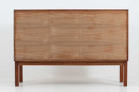 北欧より買い付けたサイドボードです。引き出し3杯と扉の十分な収納が御座いますが、小ぶりで使い勝手の良いサイズ感です。良質なチーク材が贅沢に使用されており、雰囲気の良い商品です。