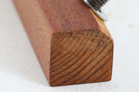 北欧より買い付けたサイドテーブルです。タイルがデザインポイントになっており、熱いコップなどをそのまま置く事が出来ます。本体には良質なチーク材が使用されています。