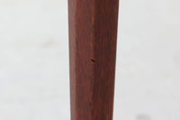 3本脚の珍しい形のセンターテーブルです。壁面に付けて使用するコンソールテーブルとしてもお使いいただけます。良質なチーク材が使用されています。