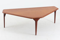 3本脚の珍しい形のセンターテーブルです。壁面に付けて使用するコンソールテーブルとしてもお使いいただけます。良質なチーク材が使用されています。