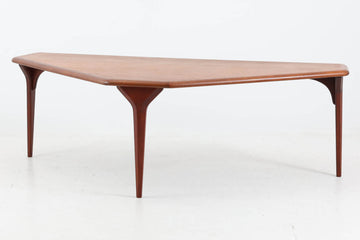 3本脚の珍しい形のセンターテーブルです。壁面に付けて使用するコンソールテーブルとしてもお使いいただけます。良質なチーク材が使用されています。