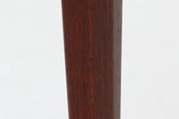 3本脚の珍しい形のセンターテーブルです。壁面に付けて使用するコンソールテーブルとしてもお使いいただけます。良質なチーク材が使用されています。