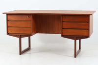 デンマークより買い付けた両袖デスクです。脚間の渡し木を脚先で繋げる事によりデザイン性の高い商品となっています。取手は削り出す事により作成されており本体フレーム内に納まりスッキリとした印象です。バックシェルフもあるためお部屋の真ん中に置いてもご使用いただけます。