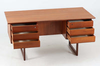 デンマークより買い付けた両袖デスクです。脚間の渡し木を脚先で繋げる事によりデザイン性の高い商品となっています。取手は削り出す事により作成されており本体フレーム内に納まりスッキリとした印象です。バックシェルフもあるためお部屋の真ん中に置いてもご使用いただけます。