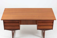 デンマークより買い付けた両袖デスクです。脚間の渡し木を脚先で繋げる事によりデザイン性の高い商品となっています。取手は削り出す事により作成されており本体フレーム内に納まりスッキリとした印象です。バックシェルフもあるためお部屋の真ん中に置いてもご使用いただけます。