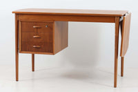 デンマークより買い付けました。チーク材とビーチ材の組み合わせが美しい片袖デスクです。拡張式の天板があるため作業はスムーズに、使わない時はコンパクトに使用できます。