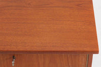 デンマークより買い付けた両袖デスクです。扉収納がある珍しいモデルです。本体には良質なチーク材が使用されており綺麗な木肌を楽しむことができます。シンプルなデザインで使い勝手も良好です。