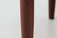 デンマークより買い付けた両袖デスクです。扉収納がある珍しいモデルです。本体には良質なチーク材が使用されており綺麗な木肌を楽しむことができます。シンプルなデザインで使い勝手も良好です。