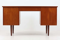 デンマークより買い付けた両袖デスクです。扉収納がある珍しいモデルです。本体には良質なチーク材が使用されており綺麗な木肌を楽しむことができます。シンプルなデザインで使い勝手も良好です。