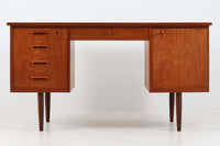 デンマークより買い付けた両袖デスクです。扉収納がある珍しいモデルです。本体には良質なチーク材が使用されており綺麗な木肌を楽しむことができます。シンプルなデザインで使い勝手も良好です。