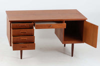 デンマークより買い付けた両袖デスクです。扉収納がある珍しいモデルです。本体には良質なチーク材が使用されており綺麗な木肌を楽しむことができます。シンプルなデザインで使い勝手も良好です。