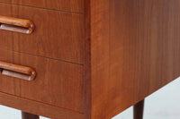 デンマークより買い付けた両袖デスクです。扉収納がある珍しいモデルです。本体には良質なチーク材が使用されており綺麗な木肌を楽しむことができます。シンプルなデザインで使い勝手も良好です。