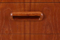 デンマークより買い付けた両袖デスクです。扉収納がある珍しいモデルです。本体には良質なチーク材が使用されており綺麗な木肌を楽しむことができます。シンプルなデザインで使い勝手も良好です。