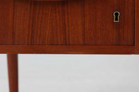 デンマークより買い付けた両袖デスクです。シンプルながらも本体側面にジョイントされた脚がお洒落なデザインです。天板には物が落ちにくい様返しが付属しています。本体には良質なチーク材が使用されており、デンマーク家具ならではの雰囲気です。バックシェルフがある希少なモデルです。