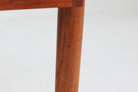 デンマークより買い付けた両袖デスクです。シンプルながらも本体側面にジョイントされた脚がお洒落なデザインです。天板には物が落ちにくい様返しが付属しています。本体には良質なチーク材が使用されており、デンマーク家具ならではの雰囲気です。バックシェルフがある希少なモデルです。