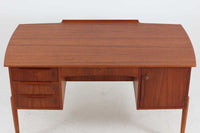 デンマークより買い付けた両袖デスクです。シンプルながらも本体側面にジョイントされた脚がお洒落なデザインです。天板には物が落ちにくい様返しが付属しています。本体には良質なチーク材が使用されており、デンマーク家具ならではの雰囲気です。バックシェルフがある希少なモデルです。