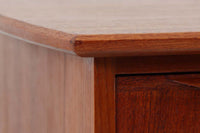 デンマークより買い付けた両袖デスクです。シンプルながらも本体側面にジョイントされた脚がお洒落なデザインです。天板には物が落ちにくい様返しが付属しています。本体には良質なチーク材が使用されており、デンマーク家具ならではの雰囲気です。バックシェルフがある希少なモデルです。