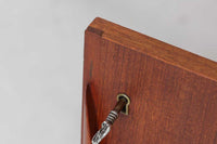 デンマークより買い付けた両袖デスクです。シンプルながらも本体側面にジョイントされた脚がお洒落なデザインです。天板には物が落ちにくい様返しが付属しています。本体には良質なチーク材が使用されており、デンマーク家具ならではの雰囲気です。バックシェルフがある希少なモデルです。