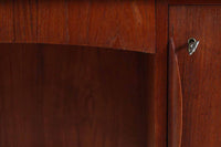 デンマークより買い付けた両袖デスクです。シンプルながらも本体側面にジョイントされた脚がお洒落なデザインです。天板には物が落ちにくい様返しが付属しています。本体には良質なチーク材が使用されており、デンマーク家具ならではの雰囲気です。バックシェルフがある希少なモデルです。