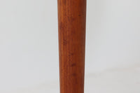 天板は折り畳み式になっており、天板を開くと拡張が出来る珍しいデザインです。天板をスライドさせると小物を入れるのに便利な収納スペースがございます。良質なチーク材が使用されています。