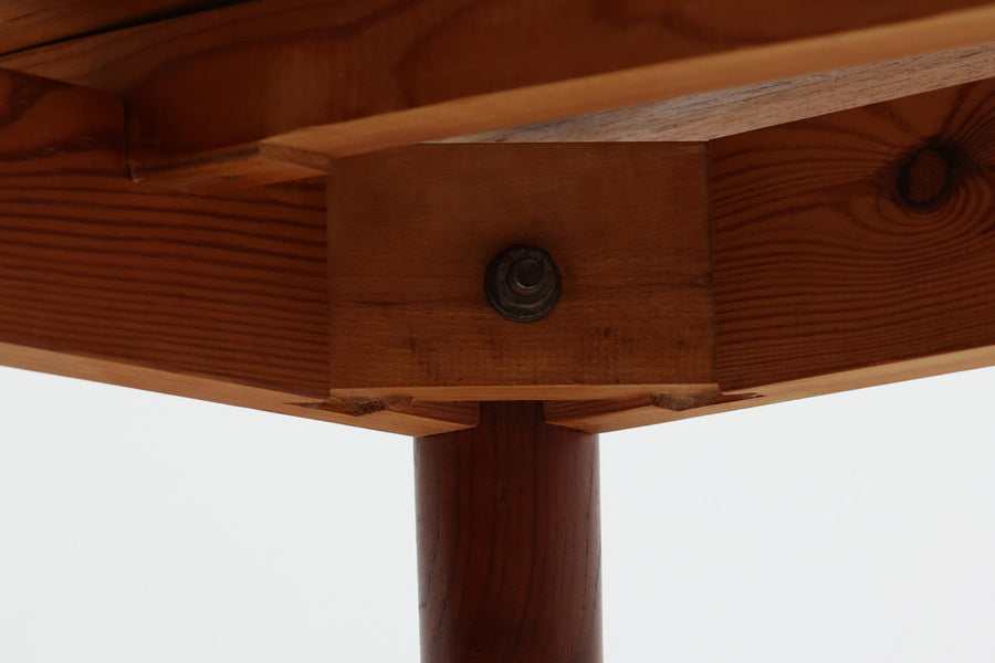 北欧より買い付けたエクステンションダイニングテーブルです。良質なチーク材の木目が綺麗です。使用目的によって、さっと天板を広げる事が出来ますので、大変便利です。片方だけ拡張板を広げて使用可能です。