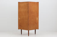 デンマーク製のコーナーキャビネットです。良質なチーク材が贅沢に使用されています。ガラス扉で見せる収納が可能です。鍵付きで大事な物を入れておく事もできます。店舗の什器としてもお勧めです。