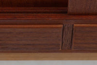 北欧より買い付けたサイドボードです。引き出し4杯と扉の十分な収納が御座います。脚にはナチュラルな色味のオーク材が使用されておりすっきりとした印象を受けます。本体には良質なチーク材が贅沢に使用されており北欧家具らしい雰囲気の良い商品です。