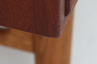 北欧より買い付けたサイドボードです。引き出し4杯と扉の十分な収納が御座います。脚にはナチュラルな色味のオーク材が使用されておりすっきりとした印象を受けます。本体には良質なチーク材が贅沢に使用されており北欧家具らしい雰囲気の良い商品です。