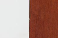 北欧より買い付けたサイドボードです。引き出し4杯と扉の十分な収納が御座います。脚にはナチュラルな色味のオーク材が使用されておりすっきりとした印象を受けます。本体には良質なチーク材が贅沢に使用されており北欧家具らしい雰囲気の良い商品です。