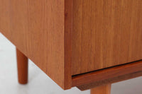 北欧より買い付けたローボードです。シンプルなフォルムで、良質なチーク材が使用されており、暖かみのある木肌が魅力的です。