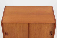 北欧より買い付けたローボードです。シンプルなフォルムで、良質なチーク材が使用されており、暖かみのある木肌が魅力的です。