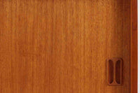 北欧より買い付けたローボードです。シンプルなフォルムで、良質なチーク材が使用されており、暖かみのある木肌が魅力的です。