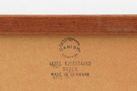 アクセル・キアスゴーによるデザインミラーです。フレームの接続部が特徴的なデザインです。良質なチーク材が使用されています。背面に壁掛け用の金具が御座いますので、壁に掛けてもご使用いただけます。