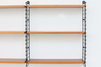 デンマークより買い付けたウォールシステムシェルフです。チーク材の棚板とブラック色のサイドフレームの組み合わせが素敵です。収納力のある2列タイプで飾り付ける事によりまた違った雰囲気を見せてくれそうです。