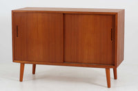 北欧より買い付けたサイドボードです。良質なチーク材が使用されており、優しい雰囲気です。デンマークの品質基準を満たした「DANISHFURNITUREmAKE'SCONTROL」の刻印がございます。高さ調整が可能な引き出しと棚板は使い勝手が良さそうです。